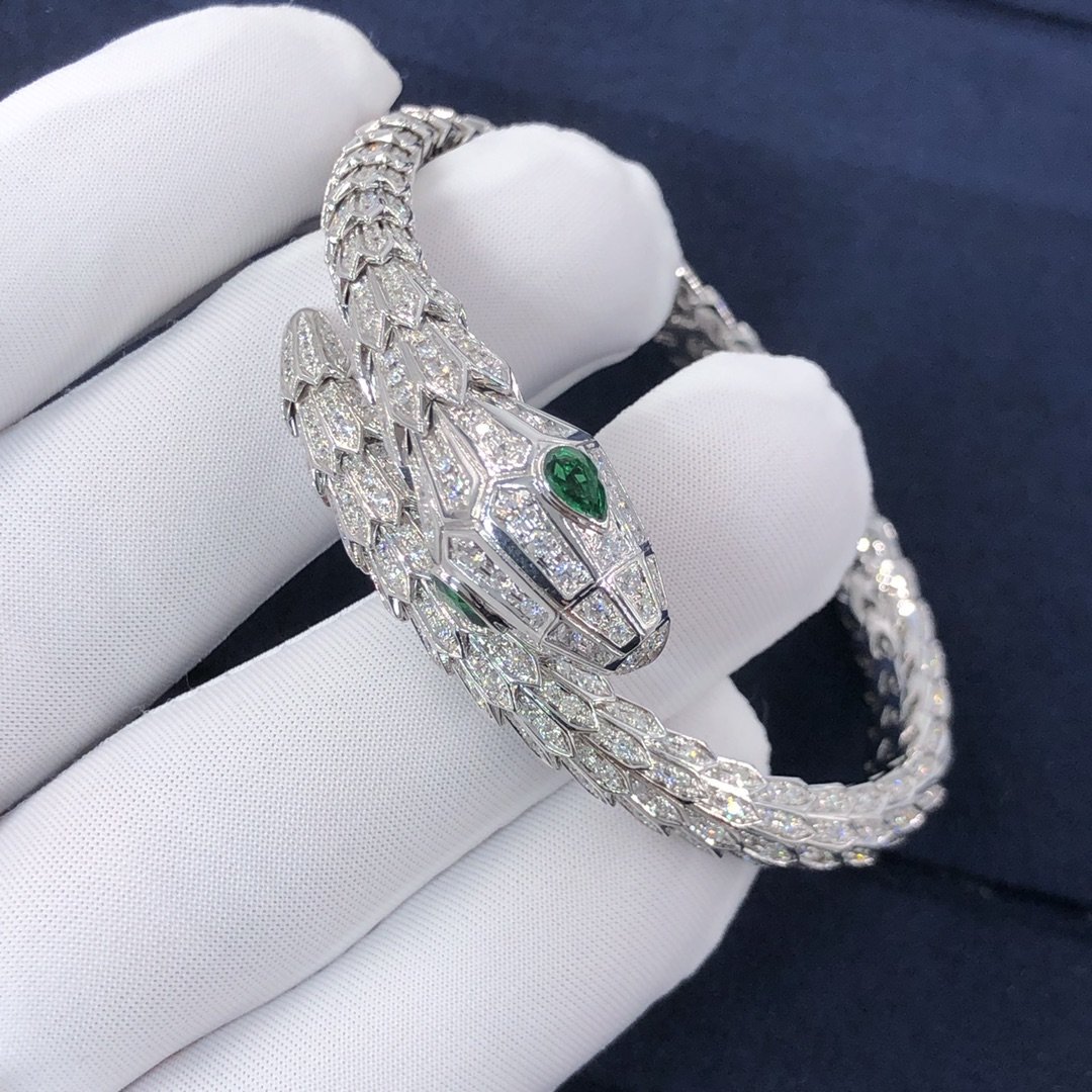 Bracelet Bvlgari Serpenti avec deux yeux émeraude fait sur mesure en or blanc 18 carats et diamants pavés