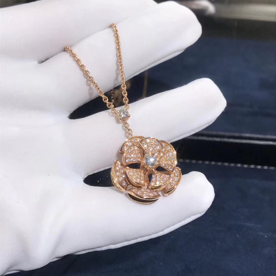 Divas Bvlgari’ Collier de rêve fait sur mesure en or rose 18 carats avec émeraudes et deux diamants taille brillant et pavé de diamants