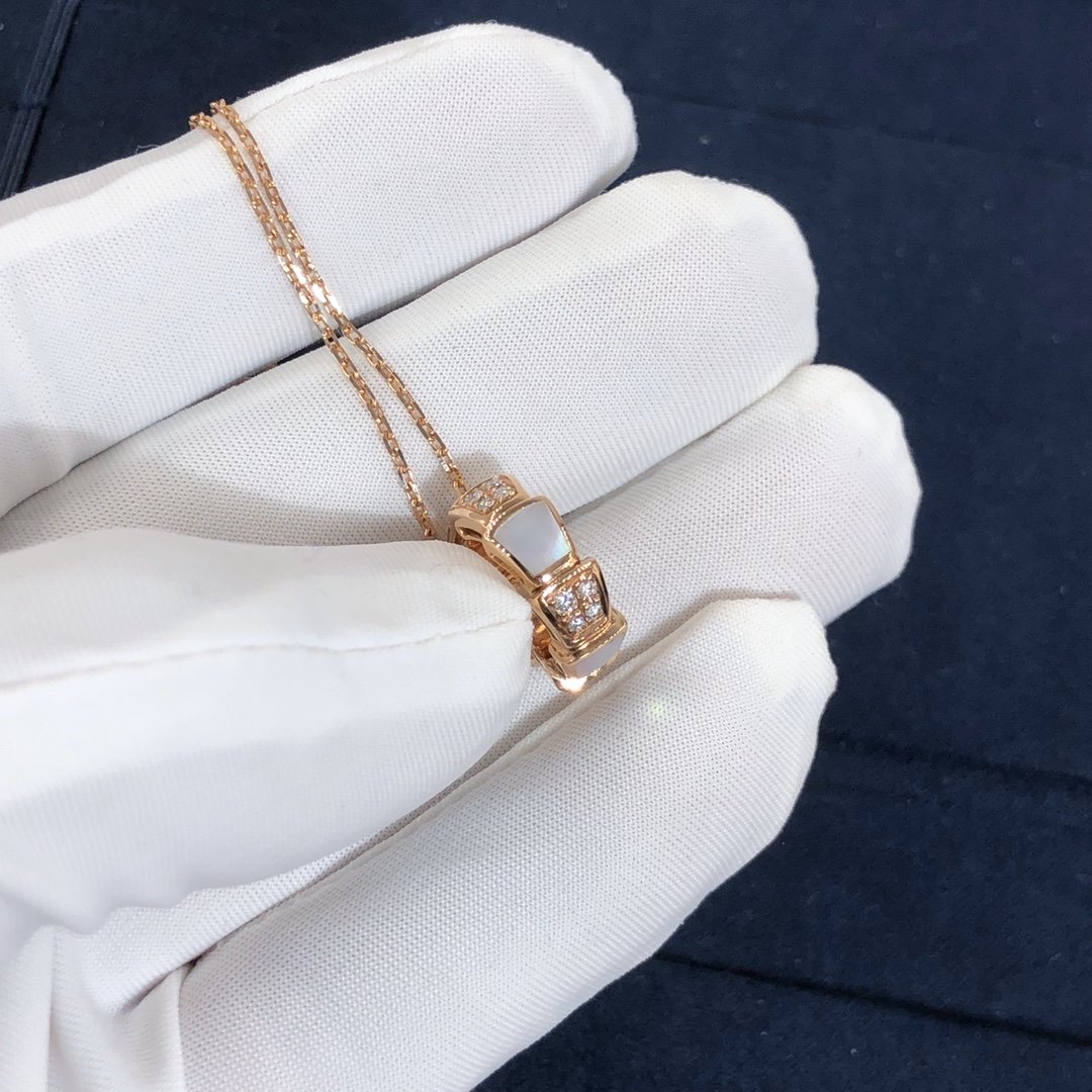 عقد بولغاري سيربنتي فايبر مخصص من الذهب الوردي عيار 18 قيراطًا,عرق اللؤلؤ وشبه الماس الممهد