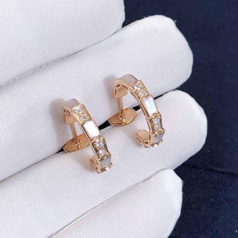Personnalisez les boucles d'oreilles Bulgari Serpenti Viper en or rose 18 carats avec éléments en nacre et pavés de diamants