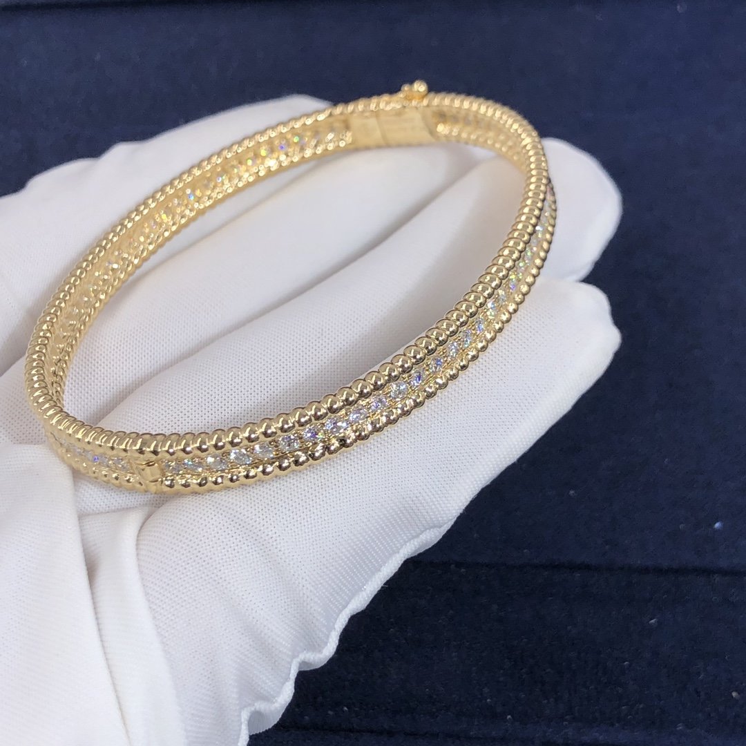 فان كليف & سوار Arpels Perlee مصنوع خصيصًا من الذهب الأصفر عيار 18 قيراطًا مع الماس المستدير