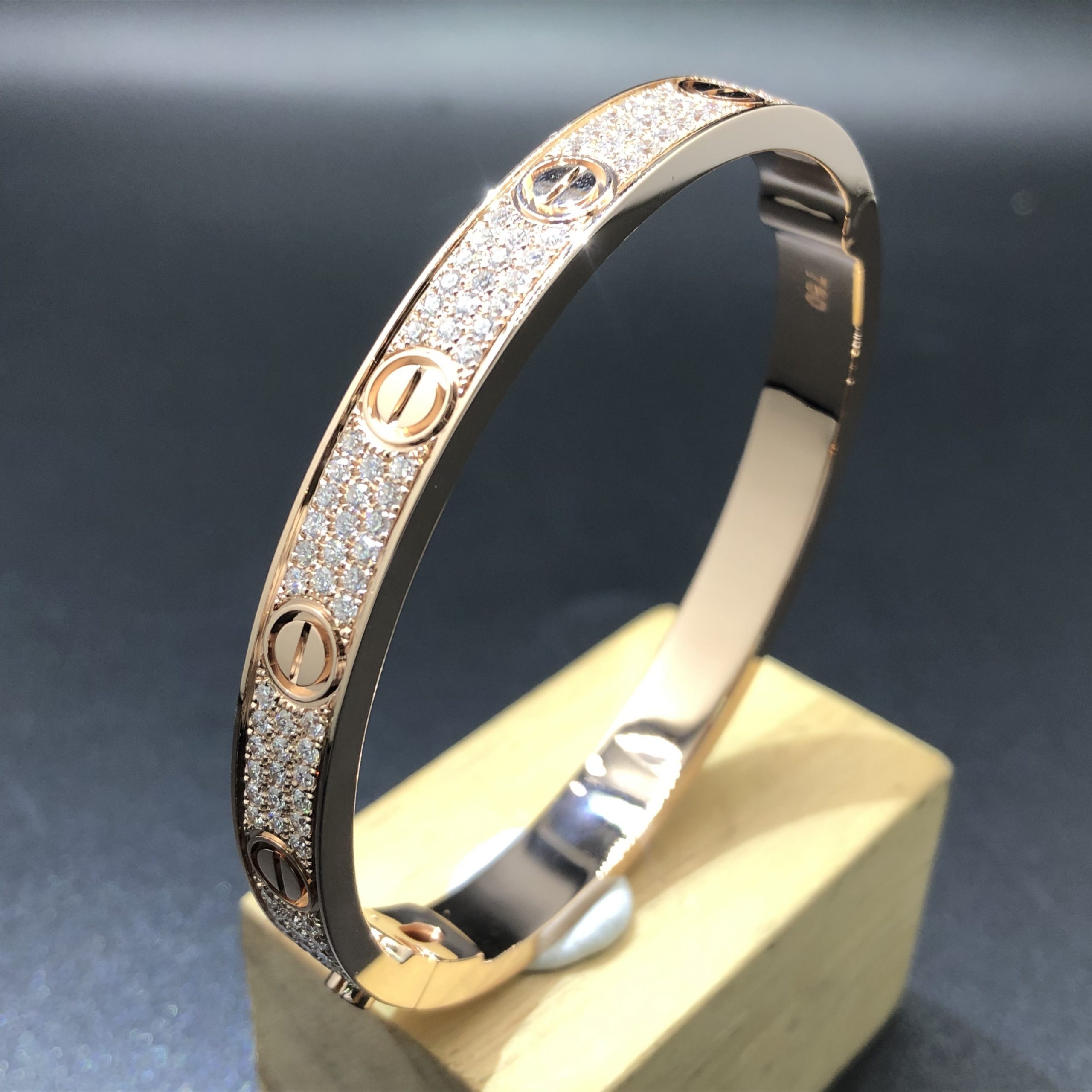 Bracelet Love Cartier sur mesure en or rose massif 18 carats avec 204 Pavé de diamants