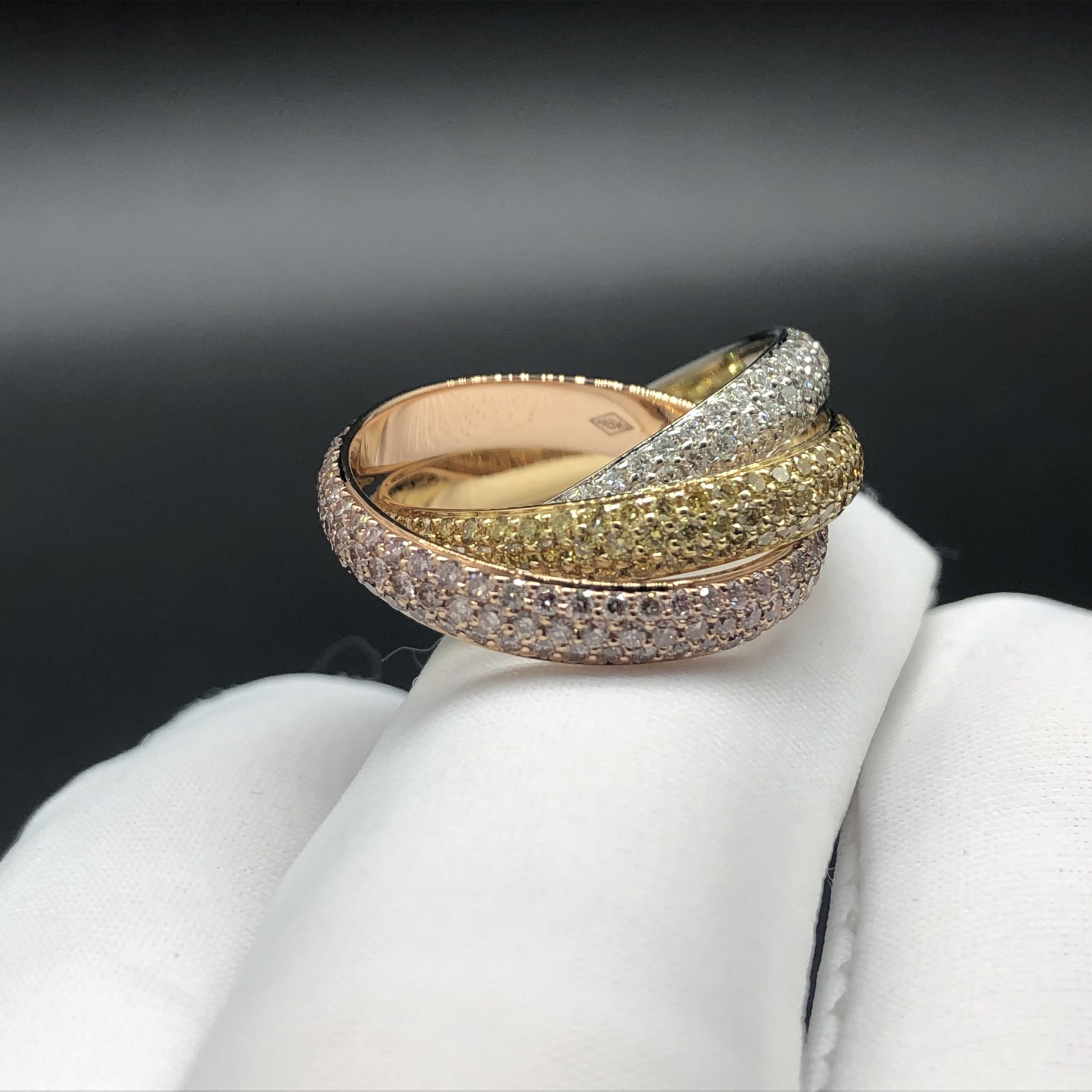 خاتم كارتير ترينيتي مصنوع حسب الطلب من الذهب الأصفر عيار 18 قيراطًا,18ك روز جولد,18ك الذهب الأبيض والألماس المرصوف