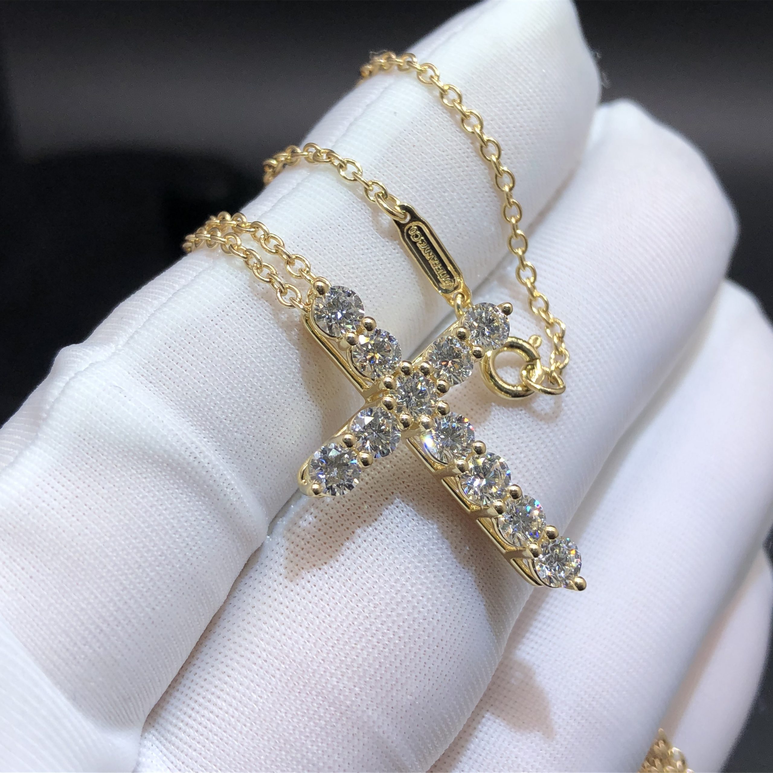 Collier pendentif Bvlgari Croce fait sur mesure en or jaune 18 carats et pavé de diamants