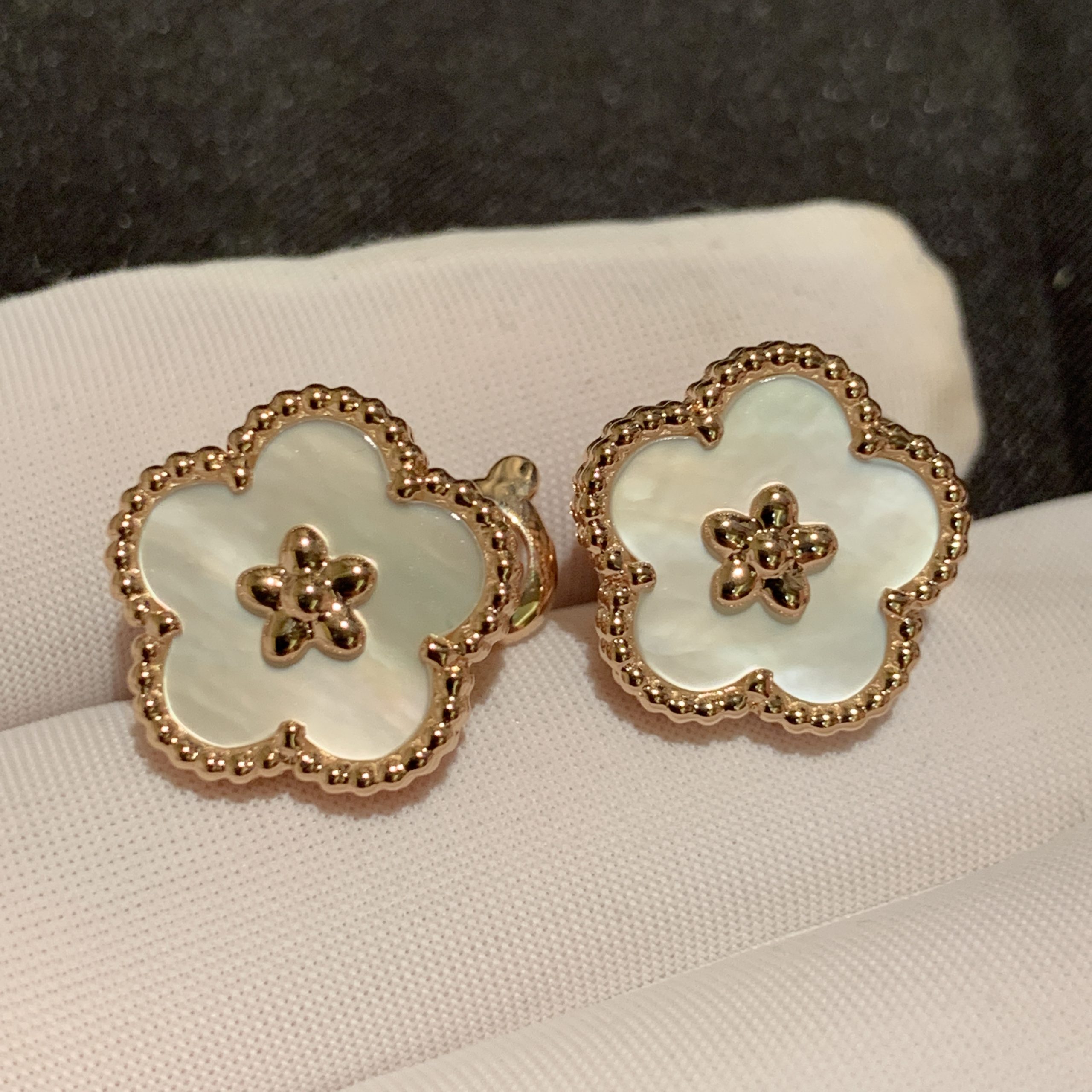 Van Cleef & Boucles d'oreilles Arpels Lucky Spring Plum Blossom fabriquées sur mesure en or rose 18 carats avec nacre
