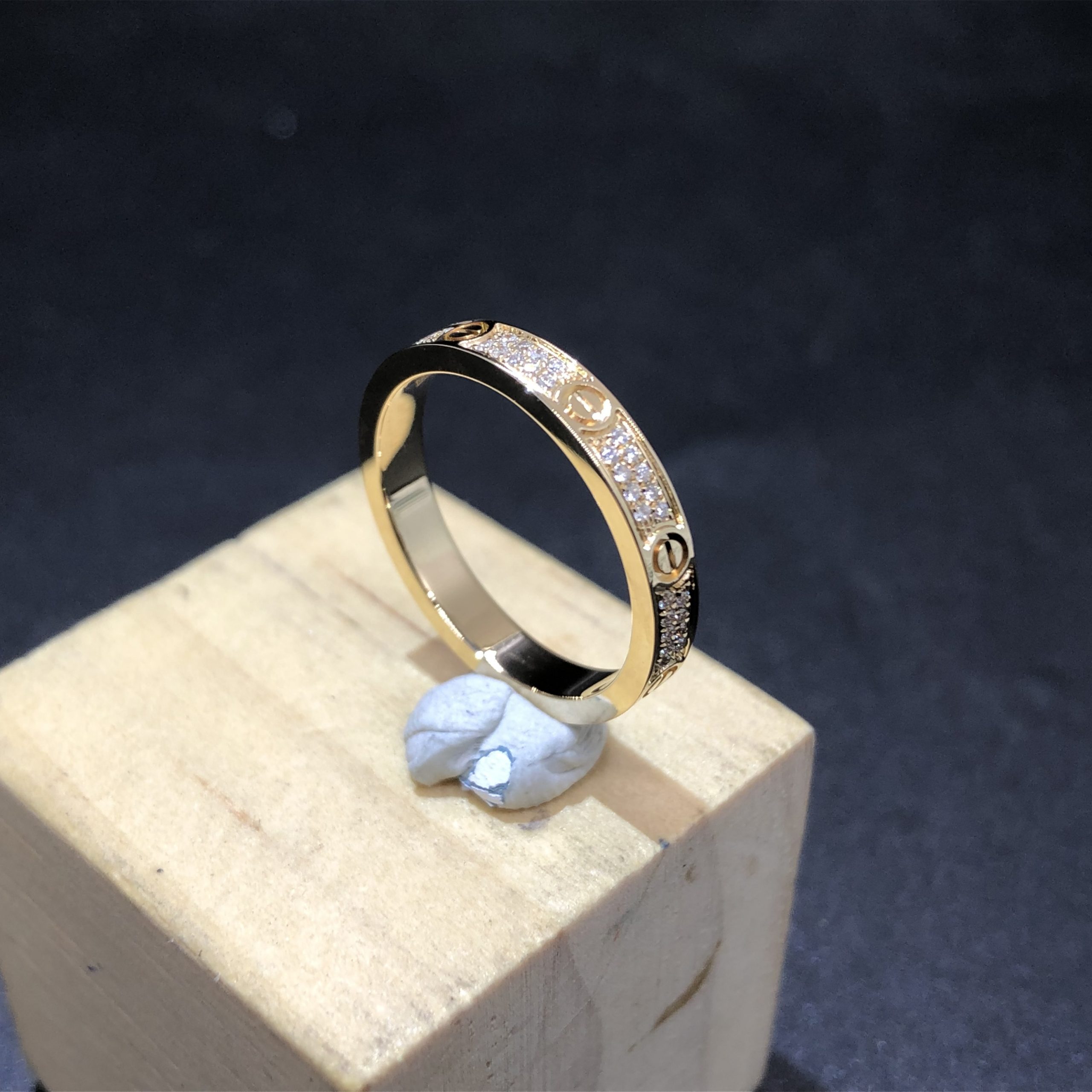 خاتم الحب كارتييه مخصص مصنوع من الذهب الأصفر عيار 18 قيراط والألماس المرصوف,نموذج صغير